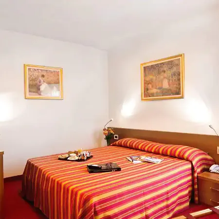Отель Sassella 3*
